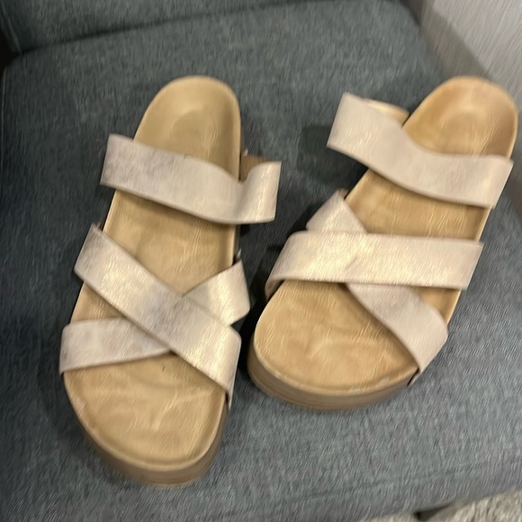 Blowfish Shoes - Tan/gold sandals EUC